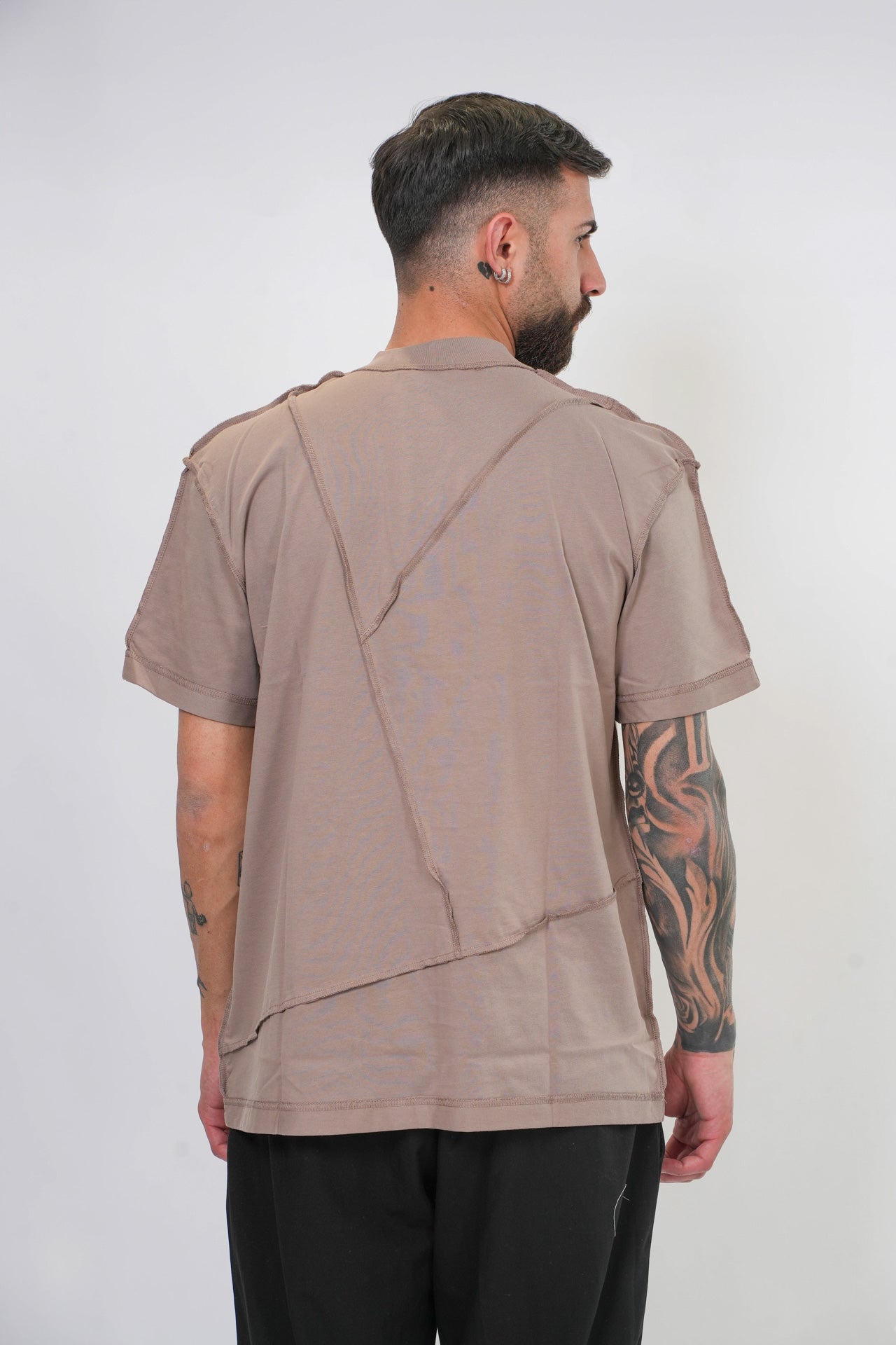 T-Shirt Art Different Beige